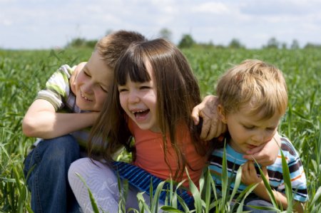 草地里的三人孩子图片