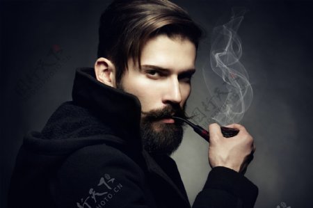 抽烟斗的男士图片