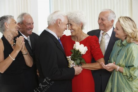手捧鲜花的老年夫妻图片