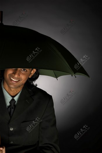 撑着伞的男人图片