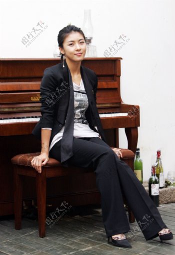 坐在钢琴前的韩国女星图片