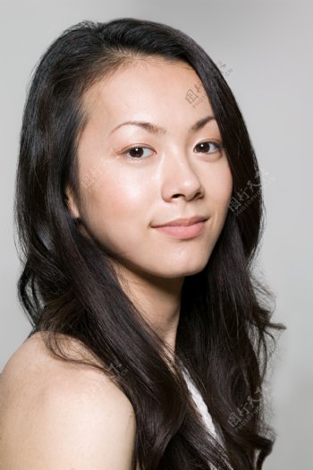 卷发的亚洲美女写真图片