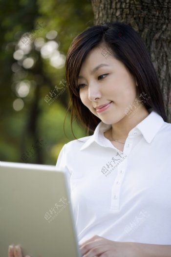 电脑上学习的女孩子图片图片