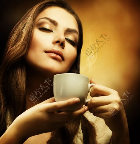 享受咖啡的女人图片
