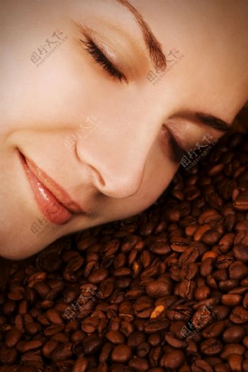 睡在咖啡豆上的美女面部特写图片