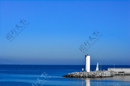 蓝色灯塔与海背景