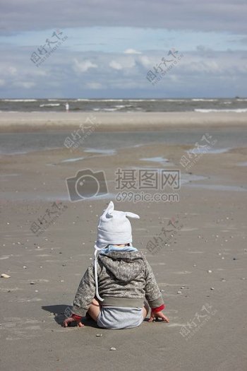 在海滩上休息的孩子