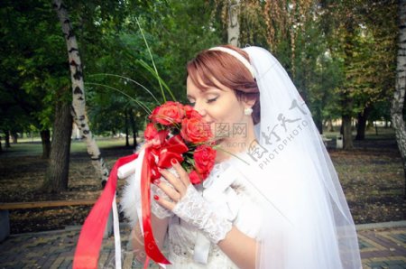 白色婚纱的新娘