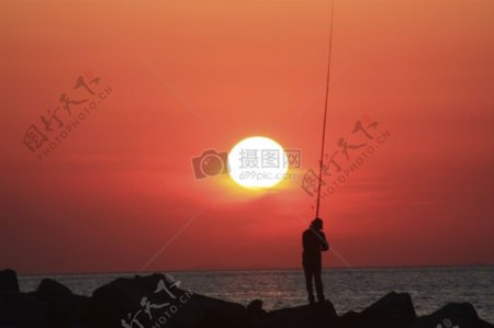 夕阳下的渔夫