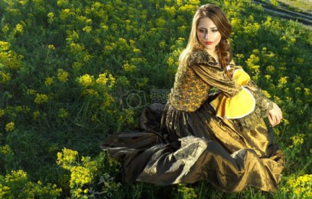 女子坐在油菜花田里