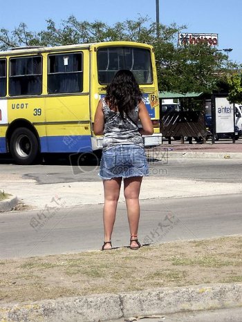 等待公交车的女性