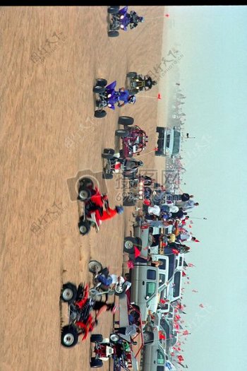 沙漠上比赛的摩托车
