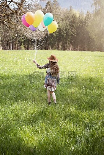 手握气球的小孩子