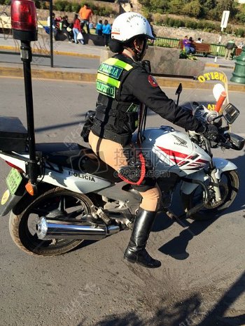 骑着摩托的女警
