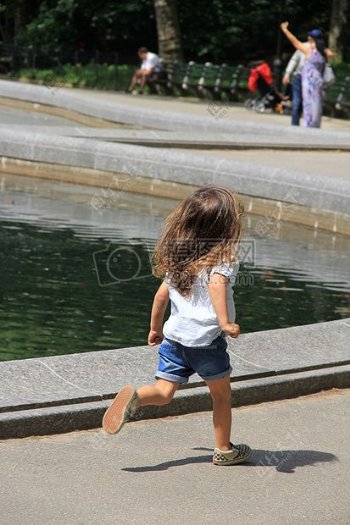 池塘边奔跑的小女孩