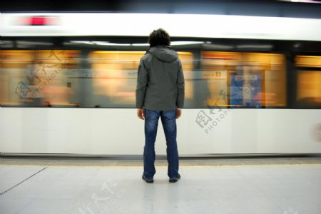 等地铁的男人图片
