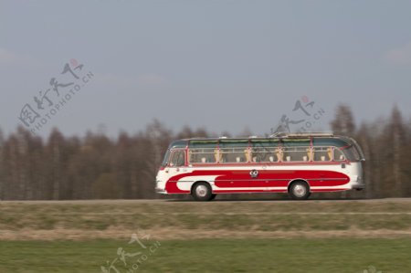 红色公交汽车图片
