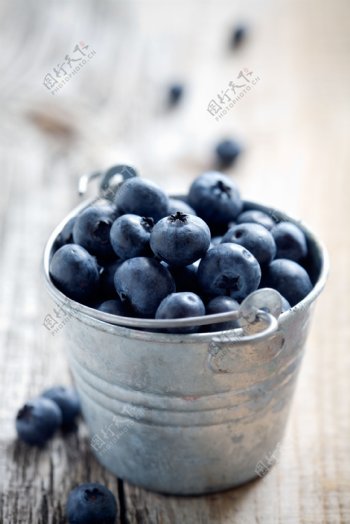一桶新鲜的蓝莓图片