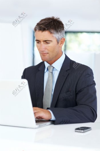 用电脑工作的男人图片