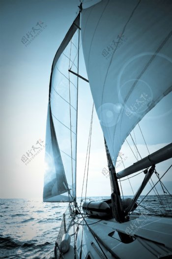海面行驶的轮船图片