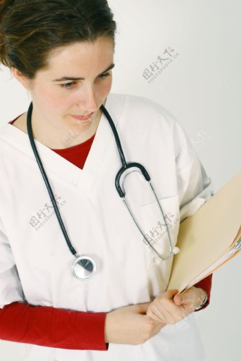抱文件夹的女医生图片
