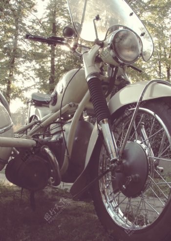 柔情背景的摩托车图片