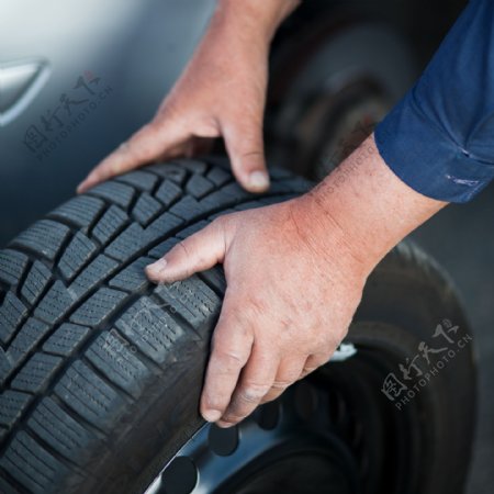维修工人与汽车轮胎图片