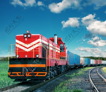 蓝天白云下的火车图片