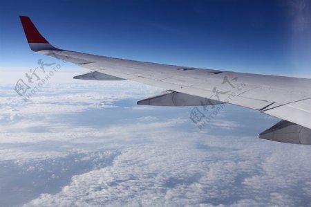 云层上空飞行的飞机图片