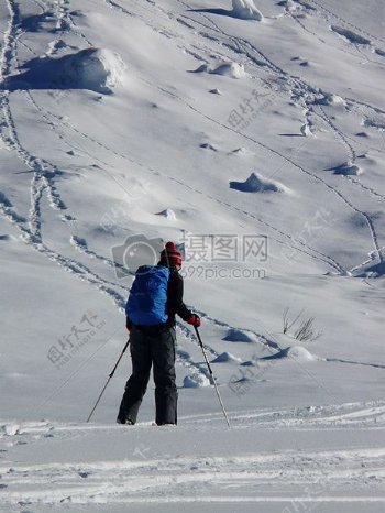 雪地里滑雪的人