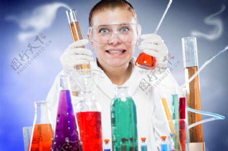 正在做化学实验的研究员图片