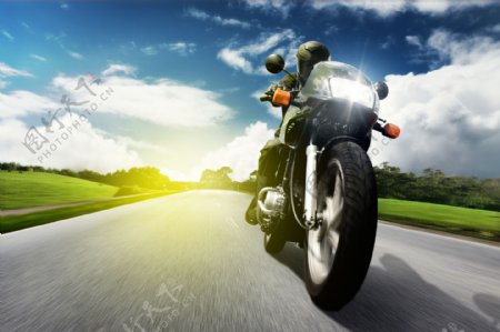 道路上骑摩托车的人物图片