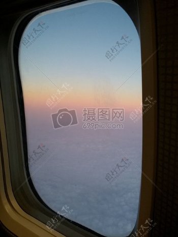 飞机窗外的天空