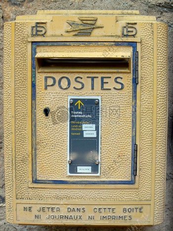墙壁上的古老邮箱
