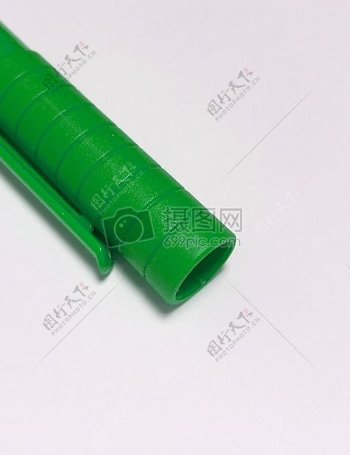绿色的塑料笔盖特写