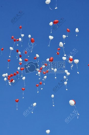 飘在天空中的气球