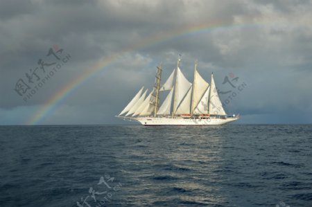 彩虹与帆船图片
