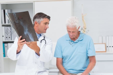 给病人分析X光片的医生图片