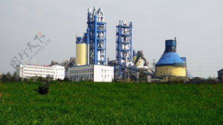 原野里的工厂图片