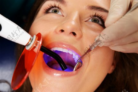 治疗牙齿的女人图片
