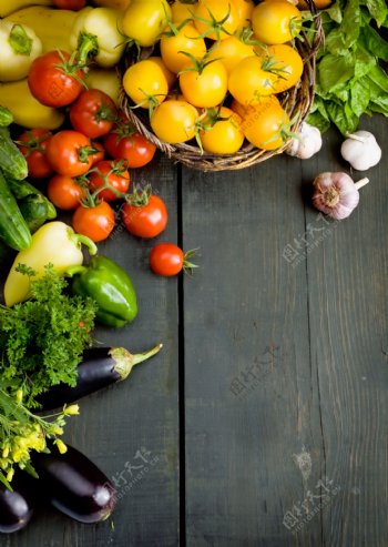 蔬菜与木板背景