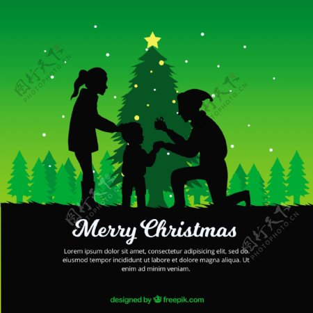 绿色的圣诞树和圣诞背景家庭的剪影