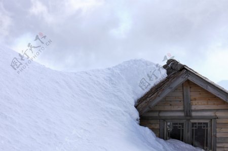 雪山上的小木屋图片