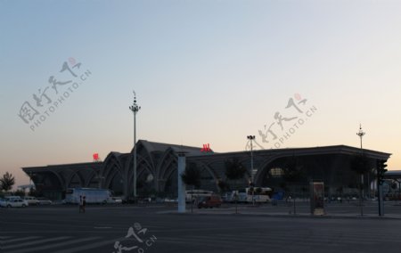 夕阳下的银川火车站图片