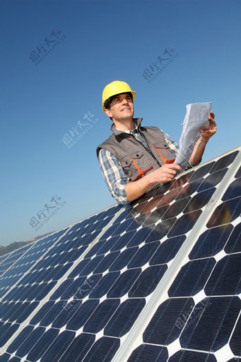 太阳能安装工人