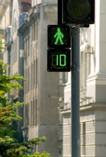 两个交通灯是绿色的光
