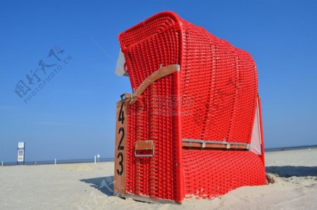 白色沙滩上的红色摊位