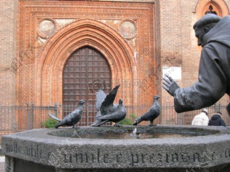 石制的雕塑鸽子