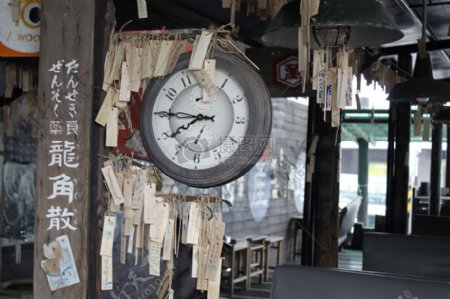 古老的木头钟表