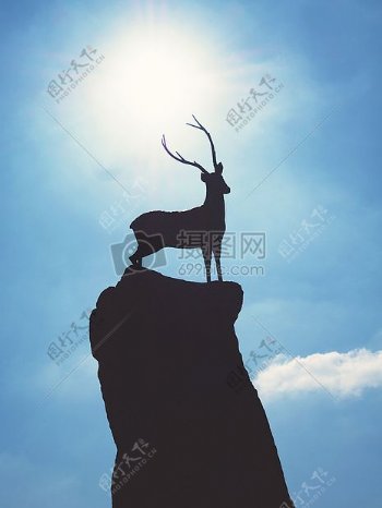 蓝天下的小鹿雕像
